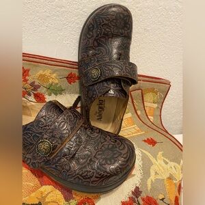 ALEGRIA Jolene “Tooled Floral Leather Clogs” Size 38 (7.5-8) Brown/Black EUC